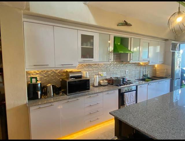 2 BEDROOM PROPERTY TO RENT IN VREDEHOEK